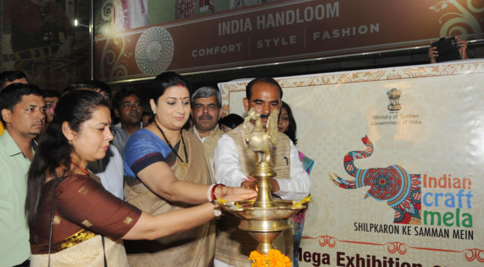 Smriti Irani lighting the lamp at the Indian Craft Mela Mega Exhibition-cum-Sale, in New Delhi