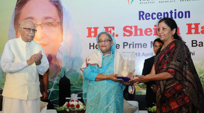 The Prime Minister of Bangladesh, Ms. Sheikh Hasina being presented a memento by the Minister of State for Commerce & Industry (Independent Charge), Smt. Nirmala Sitharaman, at the reception, in New Delhi on April 10, 2017.