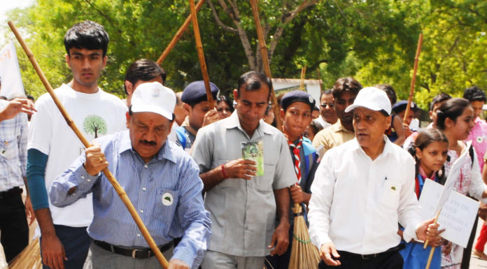 The Union Minister for Science & Technology, Earth Sciences and Environment, Forest & Climate Change, Dr. Harsh Vardhan offering Shramdaan, at the concluding function of Swachhta Pakhwada, organised by the Ministry of Environment, Forest and Climate Change, in New Delhi on June 15, 2017.