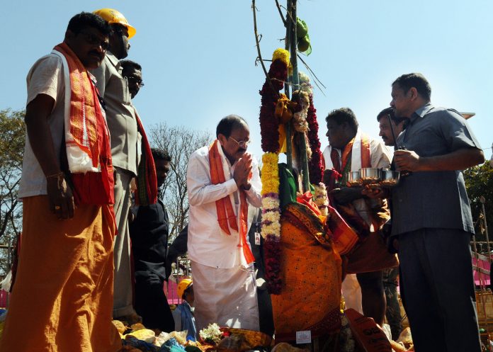 The Vice President, Shri M. Venkaiah Naidu offering prayers to the Sammakka deity, in Medaram village, Telangana on February 02, 2018.