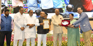 The President, Shri Ram Nath Kovind presenting the National Awards for Outstanding Services in the field of Prevention of Alcoholism and Substance (Drugs) Abuse, on the occasion of the International Day against Drug Abuse and Illicit Trafficking, in New Delhi on June 26, 2018. The Union Minister for Social Justice and Empowerment, Shri Thaawar Chand Gehlot, the Ministers of State for Social Justice & Empowerment, Shri Krishan Pal, Shri Vijay Sampla and Shri Ramdas Athawale are also seen.