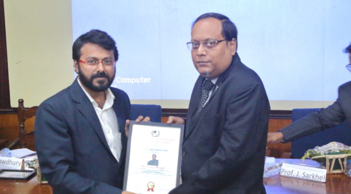 Suman Munshi Chief Editor IBG NEWS received Award on Digital Journalism from Biswajit Roy Chowdhury Chairman SAIARD