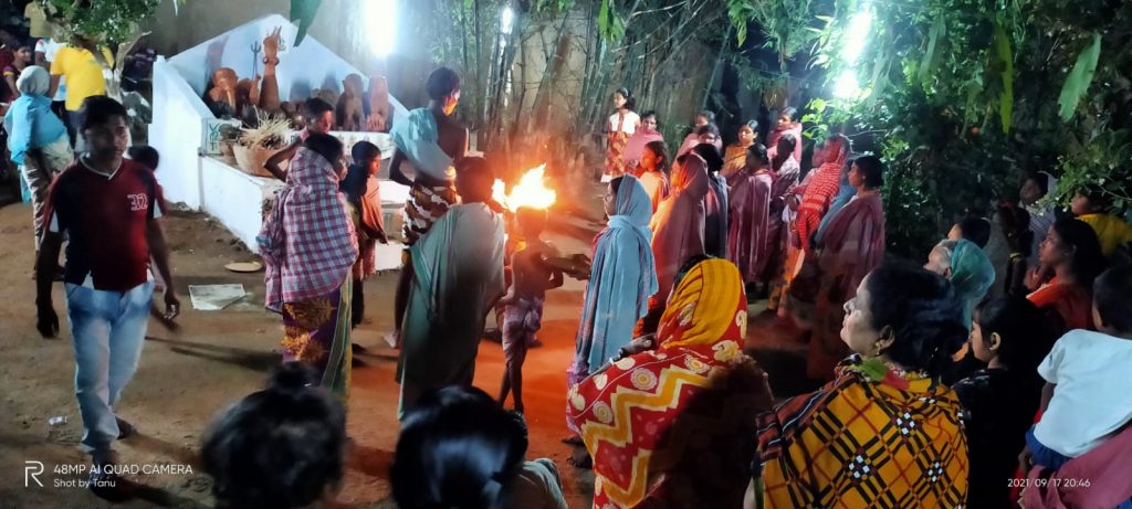দুয়ারে সাংবাদিক - ভাদ্র মাসের সংক্রান্তিতে ৭৩ বছর ধরে মনসা মেলার পূজা চলছে বাঁকুড়া জেলার আচুড়ি গ্রামের বিড়ি তোড়া অঞ্চলে