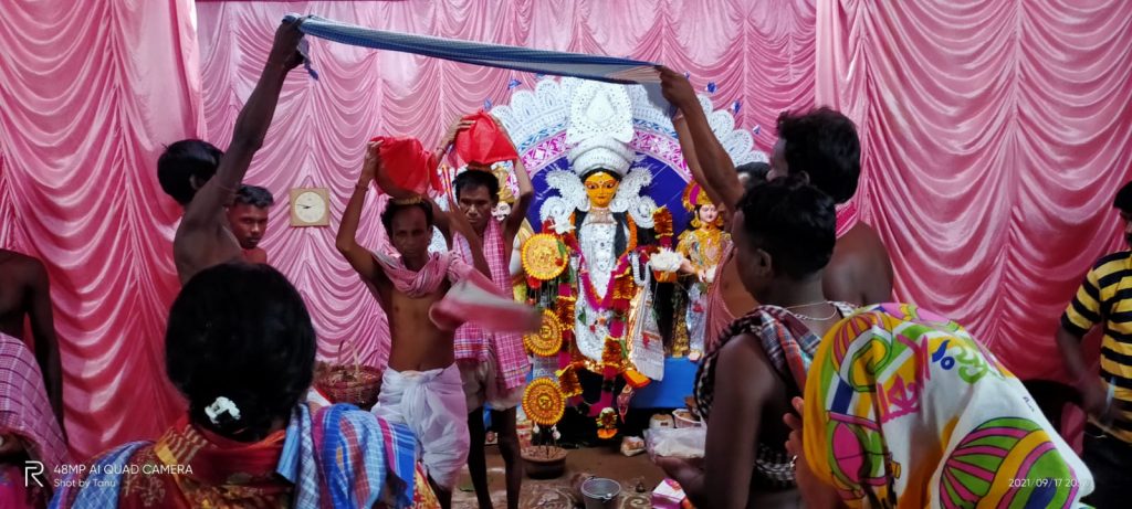 দুয়ারে সাংবাদিক - ভাদ্র মাসের সংক্রান্তিতে ৭৩ বছর ধরে মনসা মেলার পূজা চলছে বাঁকুড়া জেলার আচুড়ি গ্রামের বিড়ি তোড়া অঞ্চলে