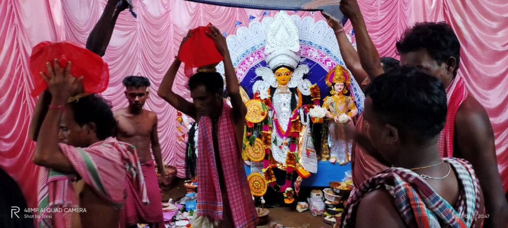 দুয়ারে সাংবাদিক - ভাদ্র মাসের সংক্রান্তিতে ৭৩ বছর ধরে মনসা মেলার পূজা চলছে বাঁকুড়া জেলার আচুড়ি গ্রামের বিড়ি তোড়া অঞ্চলে