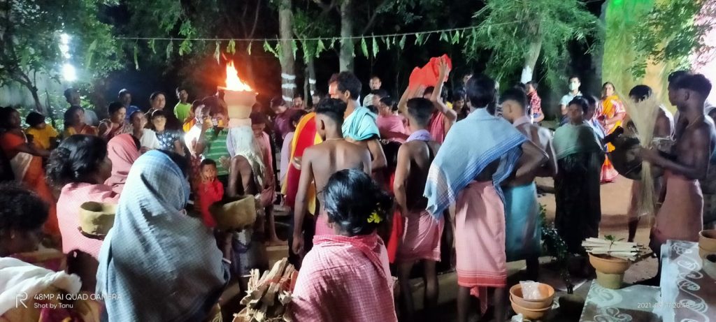 দুয়ারে সাংবাদিক - ভাদ্র মাসের সংক্রান্তিতে ৭৩ বছর ধরে মনসা মেলার পূজা চলছে বাঁকুড়া জেলার আচুড়ি গ্রামের বিড়ি তোড়া অঞ্চলে
