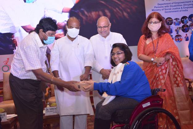 Ministry of Social Justice & Empowerment felicitates Tokyo 2020 Paralympic medal winners & members of the Indian contingent