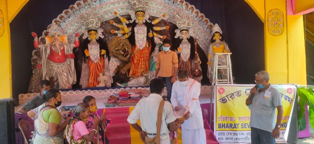 মন্ডপে মন্ডপে দরিদ্রদের বস্ত্র দান ভারত সেবাশ্রম সঙ্ঘের
