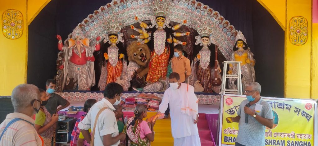মন্ডপে মন্ডপে দরিদ্রদের বস্ত্র দান ভারত সেবাশ্রম সঙ্ঘের