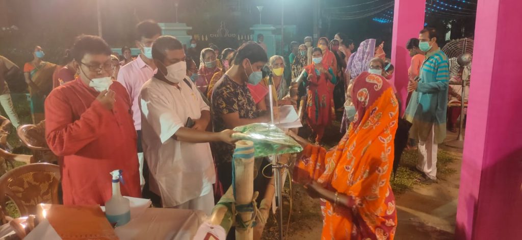 মন্ডপে মন্ডপে দরিদ্রদের বস্ত্র দান ভারত সেবাশ্রম সঙ্ঘের