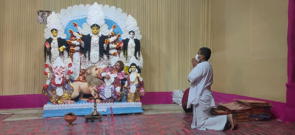 মন্ডপে মন্ডপে দরিদ্রদের বস্ত্র দান ভারত সেবাশ্রম সঙ্ঘের