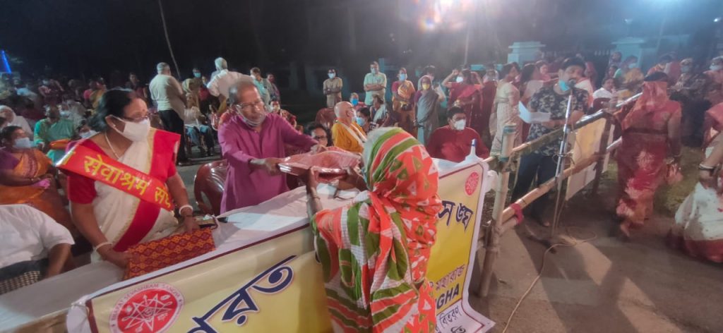 মন্ডপে মন্ডপে দরিদ্রদের বস্ত্র দান ভারত সেবাশ্রম সঙ্ঘের