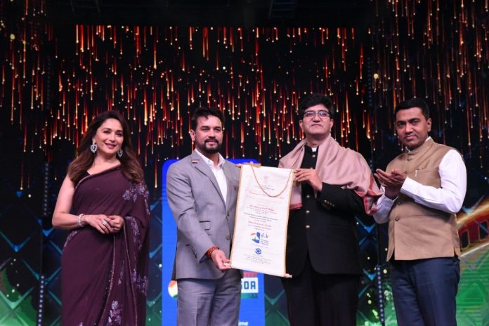 Prasoon Joshi with ‘Film Personality of the Year’ Award