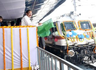 The Vice President, Shri M. Venkaiah Naidu flagging off the Visakhapatnam-Kirandul Train with upgraded LHB Rake and additional Vistadome coaches from Visakhapatnam Railway Station on November 22, 2021.