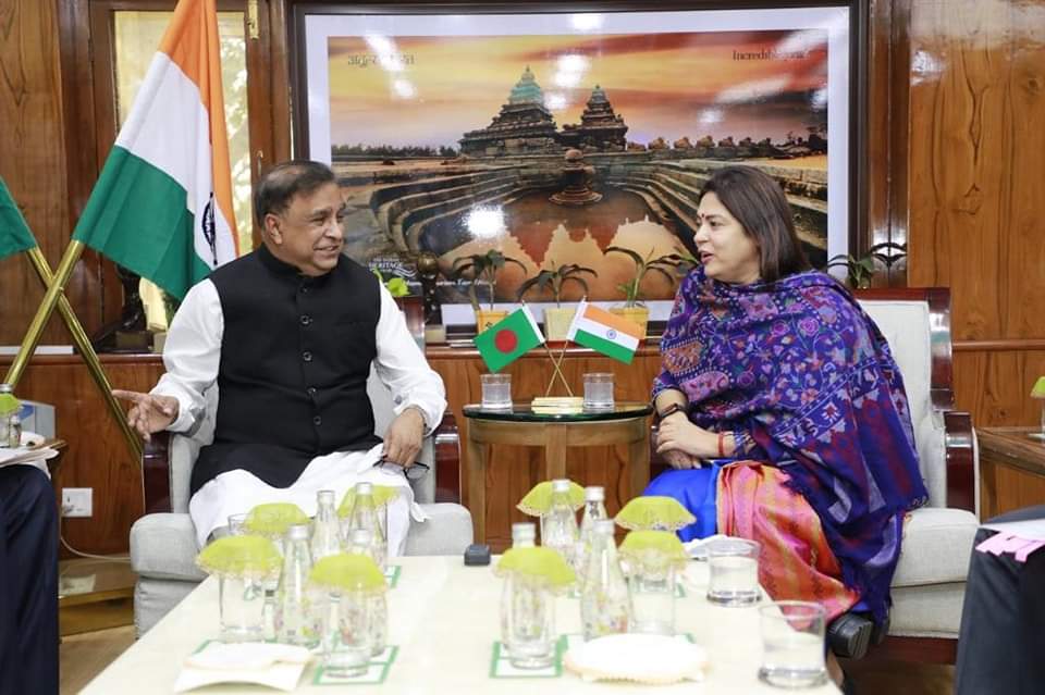 ভারতের কেন্দ্রীয় বিদেশ ও সংস্কৃতি প্রতিমন্ত্রী মীনাক্ষী লেখি'র সঙ্গে বাংলাদেশ সংস্কৃতি প্রতিমন্ত্রীর সাক্ষাৎ 