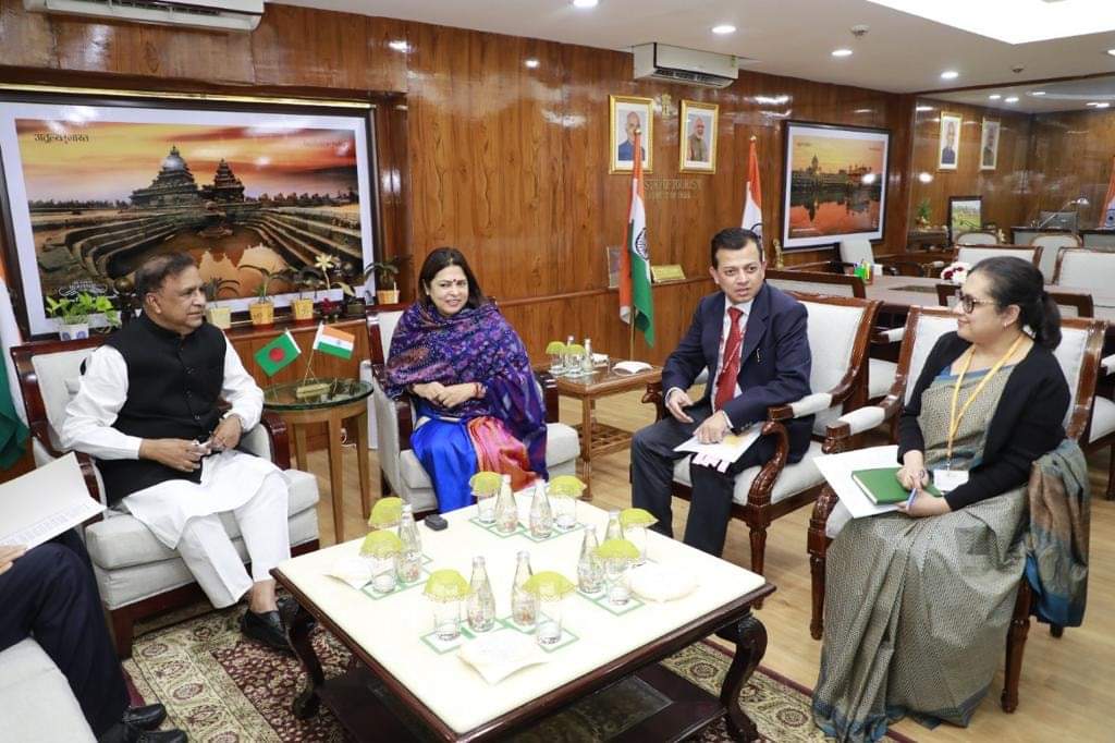 ভারতের কেন্দ্রীয় বিদেশ ও সংস্কৃতি প্রতিমন্ত্রী মীনাক্ষী লেখি'র সঙ্গে বাংলাদেশ সংস্কৃতি প্রতিমন্ত্রীর সাক্ষাৎ 
