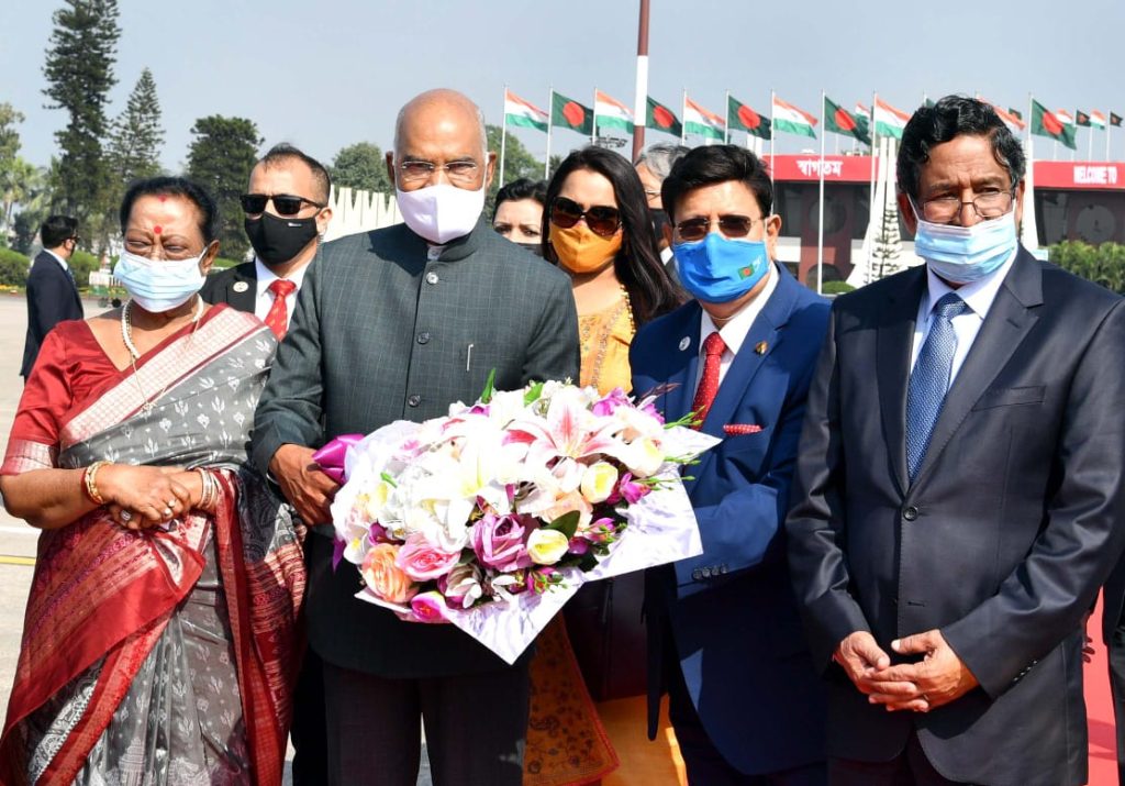 ভারতের মহামান্য রাষ্ট্রপতিকে বিদায় জানান  বাংলাদেশ পররাষ্ট্রমন্ত্রী ড. এ. কে. আব্দুল মোমেন এবং কৃষি মন্রী ড.আব্দুর রাজ্জাক       