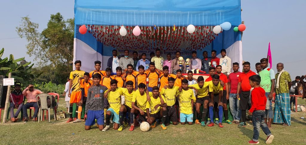 ইছামতি নদীর পাড়ে উঠে এল পরিবেশ - ঐতিহ্যের কথা। বিতরণ করা হল শীত বস্ত্রও