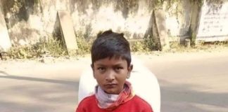 দুয়ারে সাংবাদিক - বাঁকুড়ার বাচ্চা ছেলে রাখহরি মন্ডল স্কুলে ভর্তির ৩২০ টাকার জন্য মুড়ির বস্তা নিয়ে পথে ঘুরছে